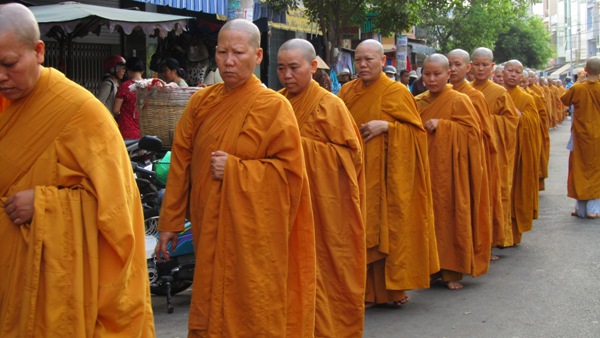 TP.HCM: Chư Tăng, Ni Khất sĩ Tổ chức Trì bình khất Thực Tưởng Niệm Tổ Sư Minh Đăng Quang