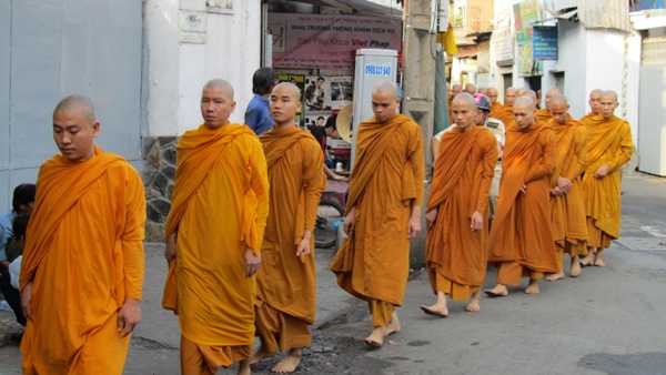 TP.HCM: Chư Tăng, Ni Khất sĩ Tổ chức Trì bình khất Thực Tưởng Niệm Tổ Sư Minh Đăng Quang