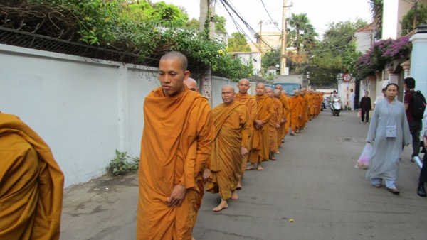TP.HCM: Chư Tăng, Ni Khất sĩ Tổ chức Trì bình khất Thực Tưởng Niệm Tổ Sư Minh Đăng Quang