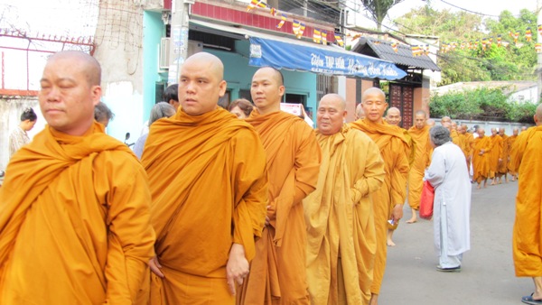 TP.HCM: Chư Tăng, Ni Khất sĩ Tổ chức Trì bình khất Thực Tưởng Niệm Tổ Sư Minh Đăng Quang