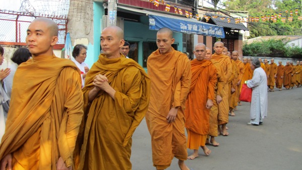 TP.HCM: Chư Tăng, Ni Khất sĩ Tổ chức Trì bình khất Thực Tưởng Niệm Tổ Sư Minh Đăng Quang