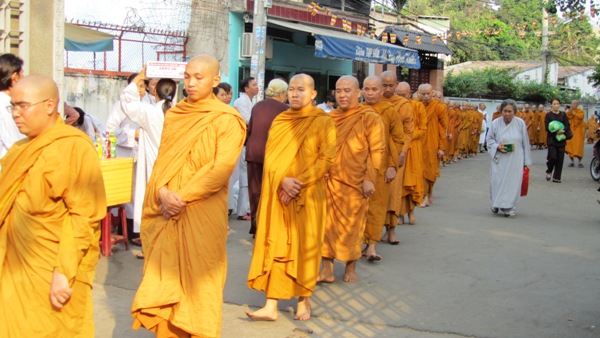 TP.HCM: Chư Tăng, Ni Khất sĩ Tổ chức Trì bình khất Thực Tưởng Niệm Tổ Sư Minh Đăng Quang