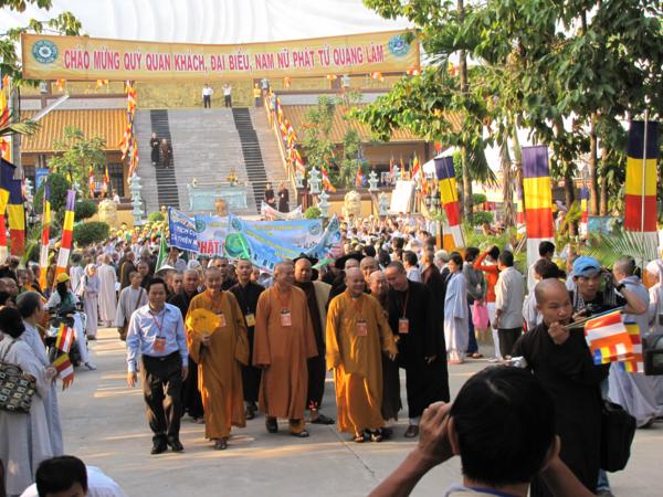 Chùm ảnh: Hàng ngàn Tăng Ni, PT diễu hành đường phố vì môi trường