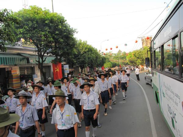 Chùm ảnh: Hàng ngàn Tăng Ni, PT diễu hành đường phố vì môi trường