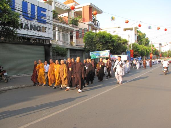 Chùm ảnh: Hàng ngàn Tăng Ni, PT diễu hành đường phố vì môi trường