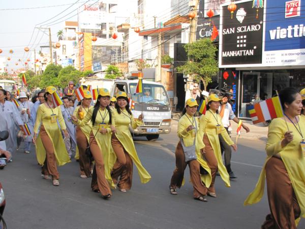 Chùm ảnh: Hàng ngàn Tăng Ni, PT diễu hành đường phố vì môi trường