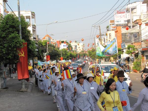 Chùm ảnh: Hàng ngàn Tăng Ni, PT diễu hành đường phố vì môi trường