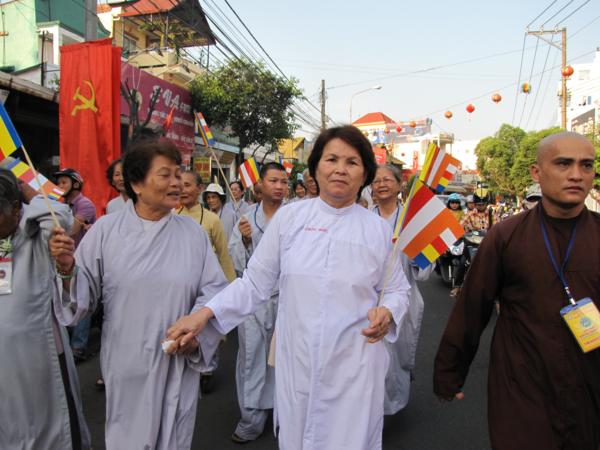 Chùm ảnh: Hàng ngàn Tăng Ni, PT diễu hành đường phố vì môi trường