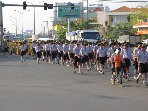 Chùm ảnh: Hàng ngàn Tăng Ni, PT diễu hành đường phố vì môi trường