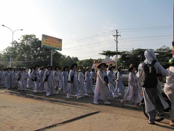 Chùm ảnh: Hàng ngàn Tăng Ni, PT diễu hành đường phố vì môi trường