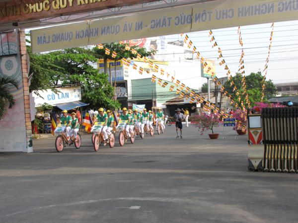Chùm ảnh: Hàng ngàn Tăng Ni, PT diễu hành đường phố vì môi trường