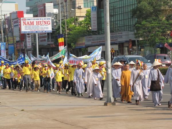 Chùm ảnh: Hàng ngàn Tăng Ni, PT diễu hành đường phố vì môi trường