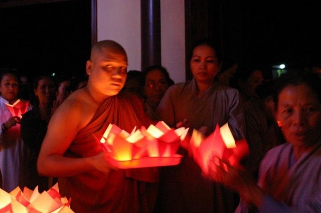 Tịnh Xá Ngọc Minh tổ chức đêm hoa đăng cầu nguyện cho thảm họa tại Nhật Bản