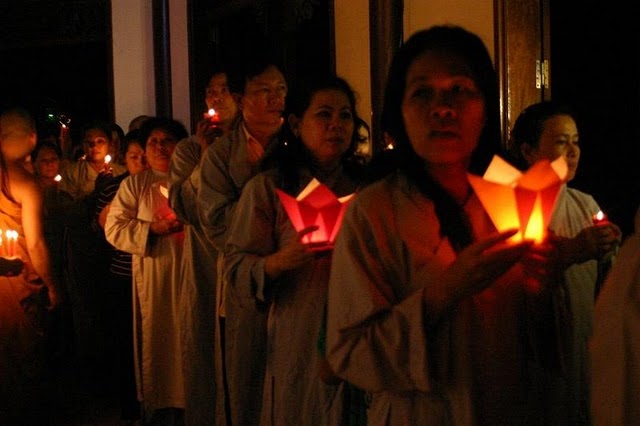 Tịnh Xá Ngọc Minh tổ chức đêm hoa đăng cầu nguyện cho thảm họa tại Nhật Bản