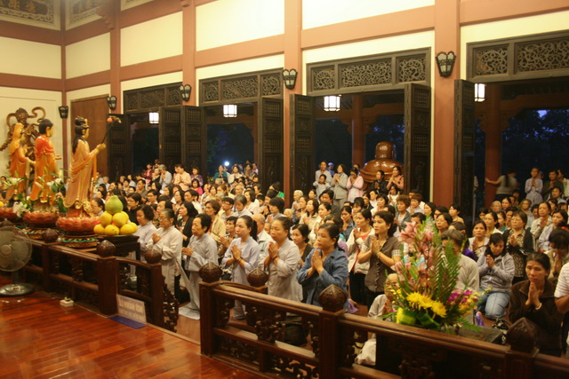 Chùm ảnh: Phật tử chùa Giác Ngộ hành hương 10 chùa đầu năm