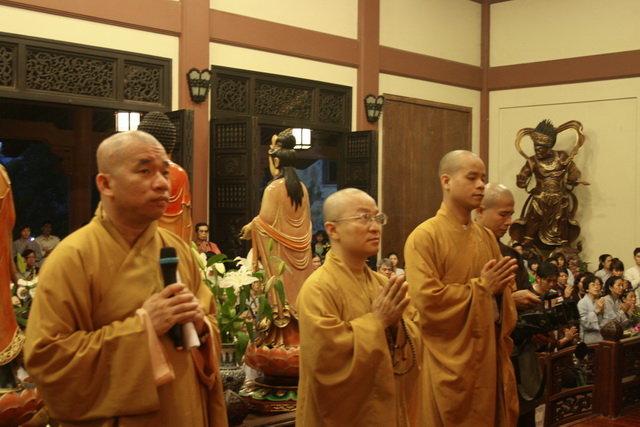 Chùm ảnh: Phật tử chùa Giác Ngộ hành hương 10 chùa đầu năm