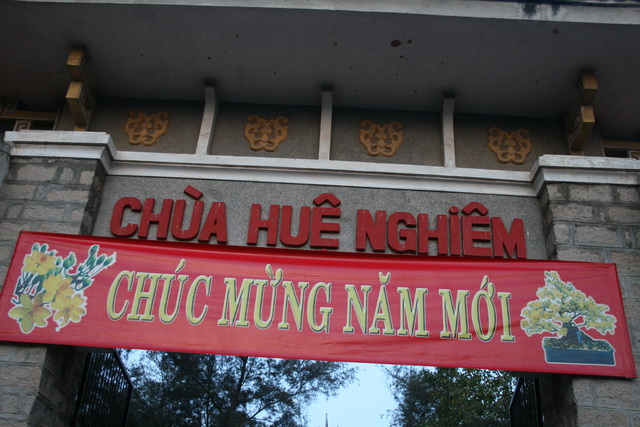 Chùm ảnh: Phật tử chùa Giác Ngộ hành hương 10 chùa đầu năm