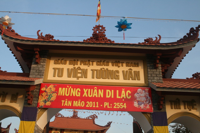 Chùm ảnh: Phật tử chùa Giác Ngộ hành hương 10 chùa đầu năm