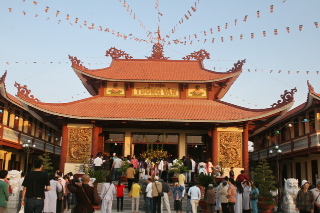 Chùm ảnh: Phật tử chùa Giác Ngộ hành hương 10 chùa đầu năm