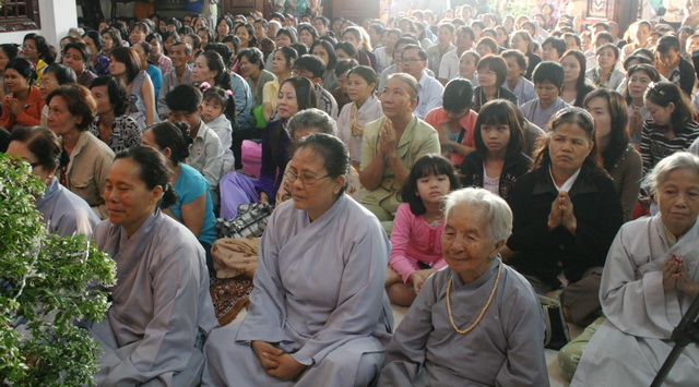 Chùm ảnh: Phật tử chùa Giác Ngộ hành hương 10 chùa đầu năm