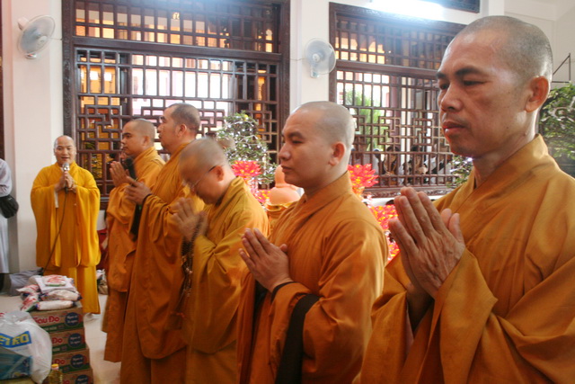 Chùm ảnh: Phật tử chùa Giác Ngộ hành hương 10 chùa đầu năm