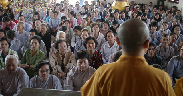 Chùm ảnh: Phật tử chùa Giác Ngộ hành hương 10 chùa đầu năm
