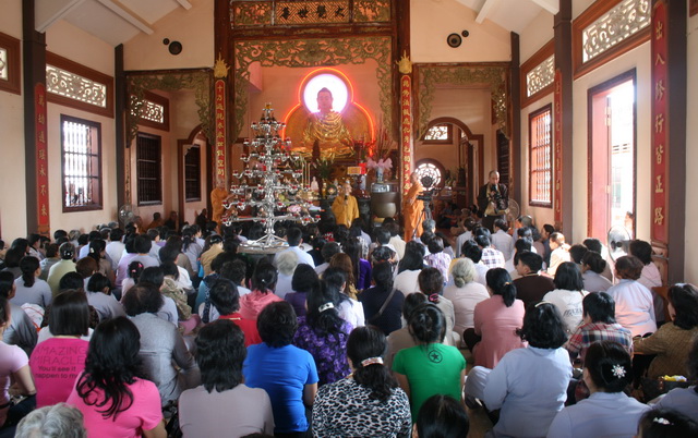 Chùm ảnh: Phật tử chùa Giác Ngộ hành hương 10 chùa đầu năm