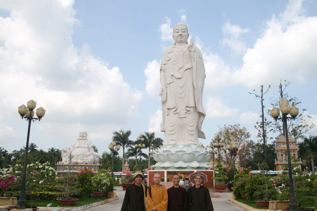 Chùm ảnh: Phật tử chùa Giác Ngộ hành hương 10 chùa đầu năm