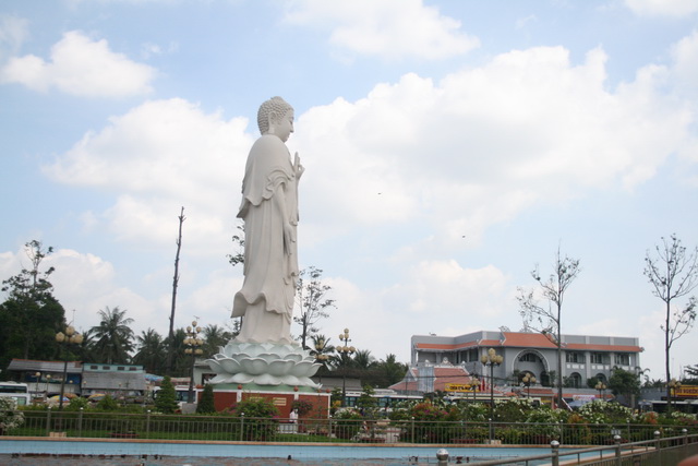 Chùm ảnh: Phật tử chùa Giác Ngộ hành hương 10 chùa đầu năm