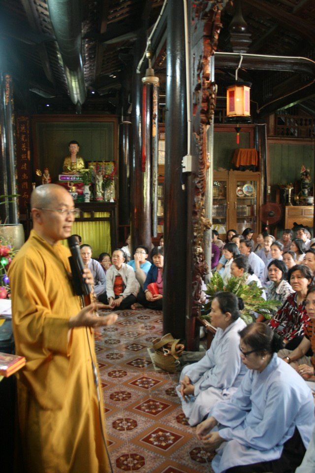 Chùm ảnh: Phật tử chùa Giác Ngộ hành hương 10 chùa đầu năm