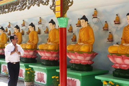Người dân TPHCM lên chùa cúng tiễn đưa ông bà