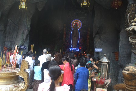 Người dân TPHCM lên chùa cúng tiễn đưa ông bà