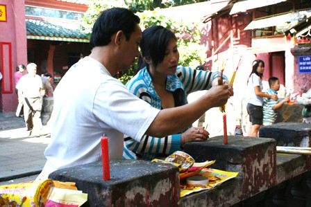 Người dân TPHCM lên chùa cúng tiễn đưa ông bà