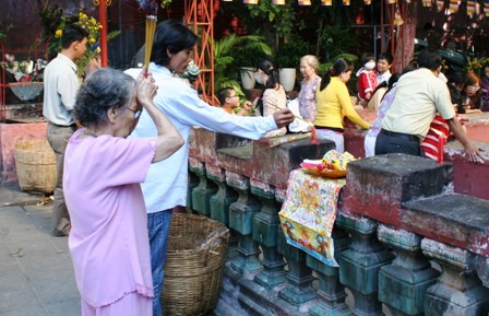 Người dân TPHCM lên chùa cúng tiễn đưa ông bà