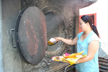 Người dân TPHCM lên chùa cúng tiễn đưa ông bà