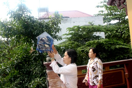 Người dân TPHCM lên chùa cúng tiễn đưa ông bà