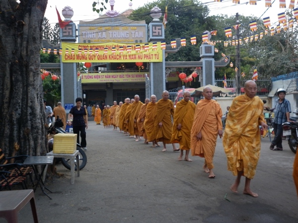 TP.HCM: Chư Tăng, Ni Khất sĩ Tổ chức Trì bình khất Thực Tưởng Niệm Tổ Sư Minh Đăng Quang