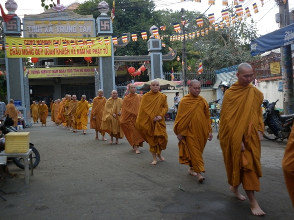 TP.HCM: Chư Tăng, Ni Khất sĩ Tổ chức Trì bình khất Thực Tưởng Niệm Tổ Sư Minh Đăng Quang