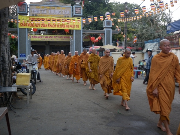 TP.HCM: Chư Tăng, Ni Khất sĩ Tổ chức Trì bình khất Thực Tưởng Niệm Tổ Sư Minh Đăng Quang