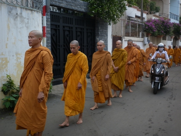 TP.HCM: Chư Tăng, Ni Khất sĩ Tổ chức Trì bình khất Thực Tưởng Niệm Tổ Sư Minh Đăng Quang