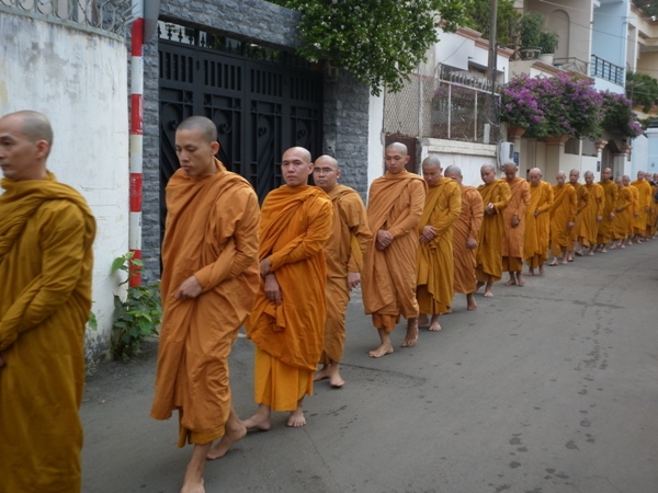 TP.HCM: Chư Tăng, Ni Khất sĩ Tổ chức Trì bình khất Thực Tưởng Niệm Tổ Sư Minh Đăng Quang