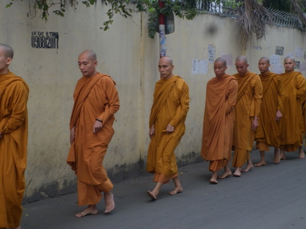 TP.HCM: Chư Tăng, Ni Khất sĩ Tổ chức Trì bình khất Thực Tưởng Niệm Tổ Sư Minh Đăng Quang