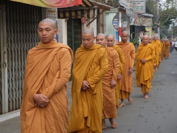 TP.HCM: Chư Tăng, Ni Khất sĩ Tổ chức Trì bình khất Thực Tưởng Niệm Tổ Sư Minh Đăng Quang