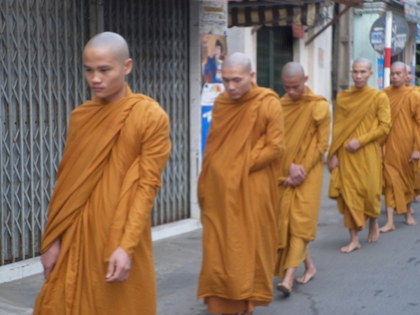 TP.HCM: Chư Tăng, Ni Khất sĩ Tổ chức Trì bình khất Thực Tưởng Niệm Tổ Sư Minh Đăng Quang