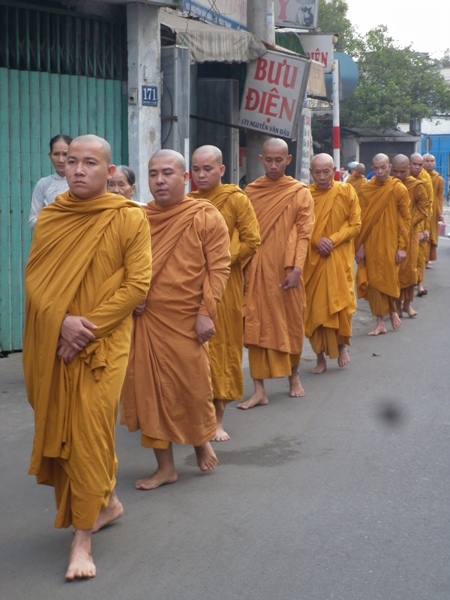 TP.HCM: Chư Tăng, Ni Khất sĩ Tổ chức Trì bình khất Thực Tưởng Niệm Tổ Sư Minh Đăng Quang