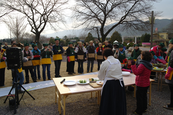 Hoằng Pháp Tự (Hongbeopsa) tổ chức văn hóa Kim Chi cho khách Quốc Tế