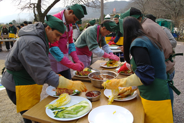 Hoằng Pháp Tự (Hongbeopsa) tổ chức văn hóa Kim Chi cho khách Quốc Tế