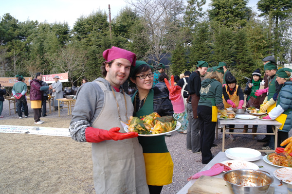 Hoằng Pháp Tự (Hongbeopsa) tổ chức văn hóa Kim Chi cho khách Quốc Tế