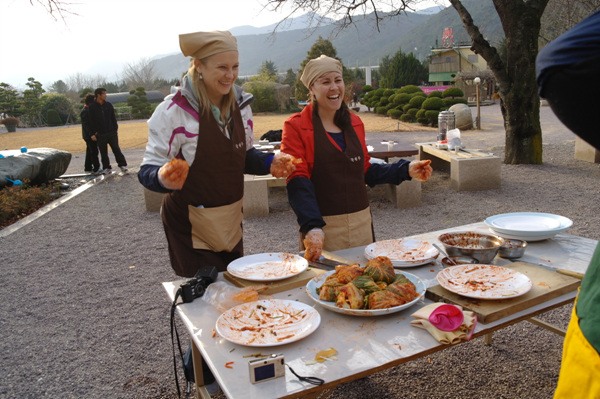 Hoằng Pháp Tự (Hongbeopsa) tổ chức văn hóa Kim Chi cho khách Quốc Tế