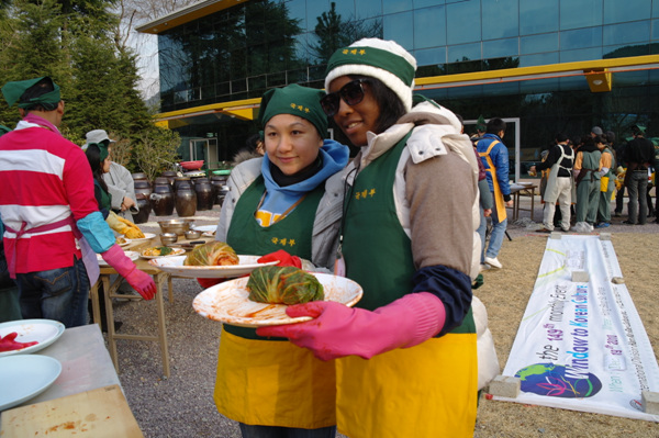 Hoằng Pháp Tự (Hongbeopsa) tổ chức văn hóa Kim Chi cho khách Quốc Tế